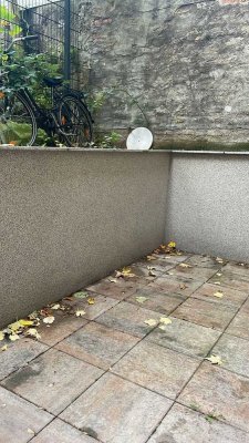 Sanierte Wohnung mit zwei Zimmern sowie Balkon und Einbauküche in Offenbach