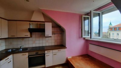 DACHGESCHOSS MIT SCHÖNER AUSSICHT - SANIERUNGSBEDÜRFTIG IN GENERALSANIERTEM GEBÄUDE