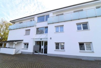 Neuwertige Erdgeschosswhg  mit    Küche, schöner Terrasse u. Gartenanteil !