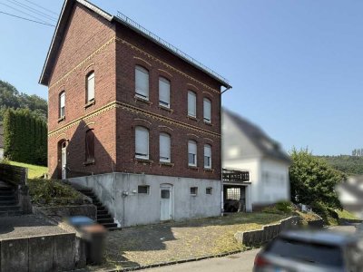 Zweifamilienhaus mit Potenzial in ruhiger Wohngegend!