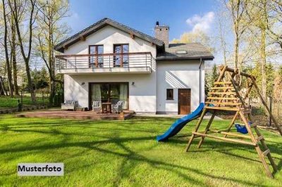 Freistehendes Einfamilienhaus nebst Garage