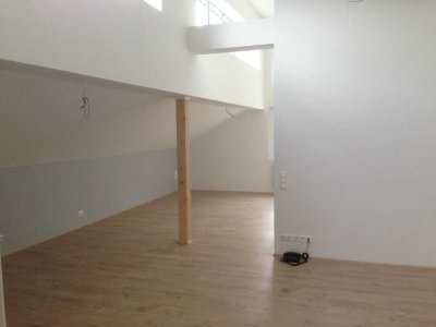 Loft-ähnliche Daahgeschosswohnung mit 4 Zimmern , Küche , Bad , Balkon