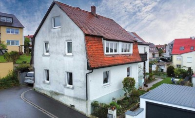 Zentral in Herzogenaurach: Mehrgenerationenhaus mit Garten und Garagen
