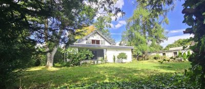 Sonniges, freistehendes Einfamilienhaus mit großzügigem Garten und Ausbaupotential