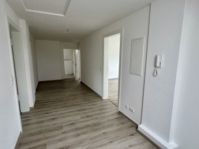 Frisch sanierte, helle 3,5-Raum-Dachgeschosswohnung mit neuer EBK in Bad Pyrmont – 75 m²