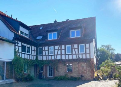 Großzügige 6-Zimmer-Maisonette in historischem Ambiente!