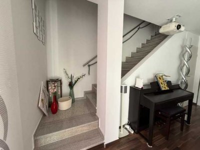 Geschmackvolle 3-Zimmer-Maisonette-Wohnung mit gehobener Innenausstattung mit Loggia in Leverkusen