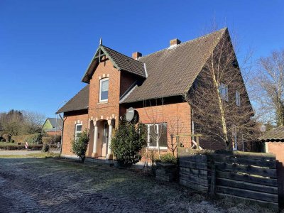Bezauberndes
Einfamilienhaus mit
Altbaucharme und großem
Grundstück samt Terrasse