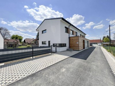 Hochwertige Doppelhaushälfte mit DAN-Küche, Doppelcarport, 530 m2 Grundstück und vielen Extras!!