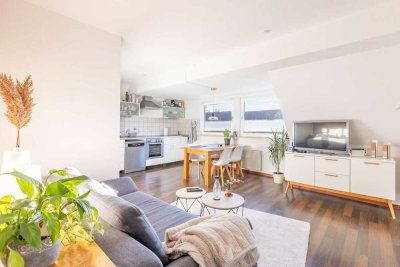 Helle & ruhige 2-Zimmer-DG-Wohnung mit Einbauküche & Möblierung – bezugsfrei ab 01.11.