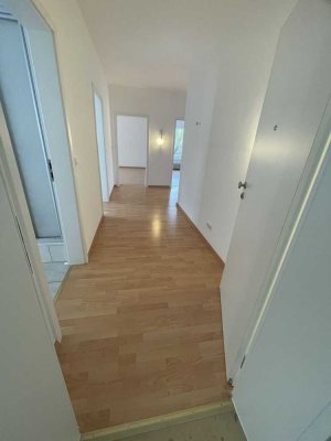 10 Min . Fußweg bis ICE * helle, freundliche, zentral gelegene Wohnung * ab sofort frei