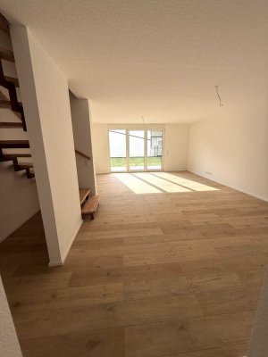 Sandweier: Erstbezug - Reihenhaus mit Garten, Terrasse und Stellplatz