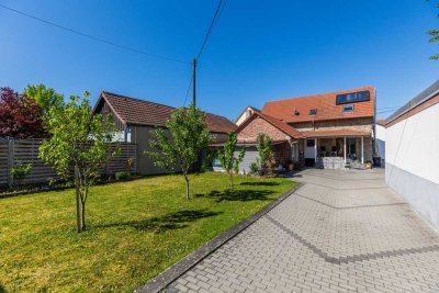Mehrgenerationenwohnen leicht gemacht – 2 moderne Einfamilienhäuser plus Gewerbefläche!