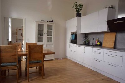 3-Zimmer Wohnung mit 
Einbauküche, Balkon, 2 Tiefgaragenplätzen
