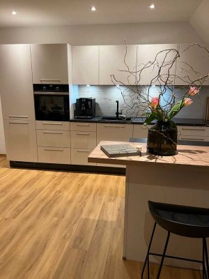 Zentral und barrierefrei: Neuwertige 3-Raum-Dachgeschosswohnung mit EBK in Lauingen