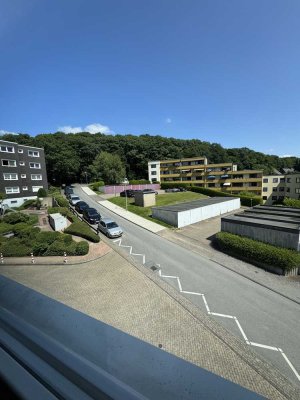 Helle, kernsanierte 3-Zimmer-Wohnung mit Balkon, Ausblick ins Grüne & Tiefgaragenstellplatz