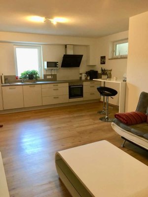 Schöne und neuwertige 2-Raum-Souterrain-Wohnung mit geh. Innenausstattung mit Balkon und EBK