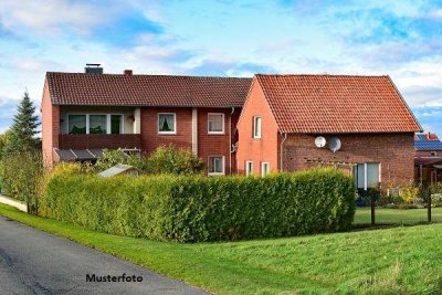 2-Familienhaus mit Garagengebäude und Halle