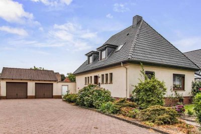Solides Ein-Zweifamilienhaus mit Doppelgarage und großem Garten in Bremen-Lüssum
