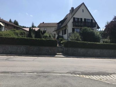 Architektenhaus mit Talblick und angelegtem Außenbereich
