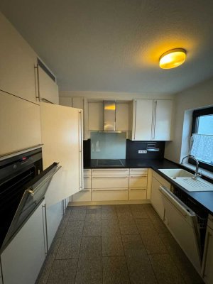 Preiswertes, geräumiges und gepflegtes Haus mit vier Zimmern und Einbauküche in Taunusstein-Hahn