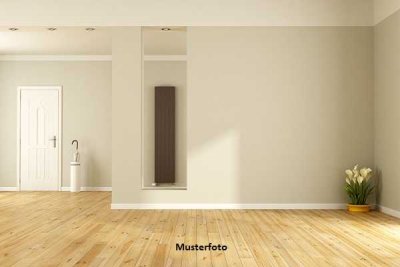 3- bis 4-Zimmer-Wohnung nebst Balkon