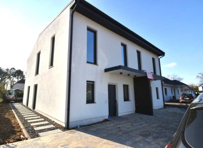 Nur noch eine übrig! Erstbezug! Hochwertige A+ Neubau DHH mit Terrasse, großem Garten, PV-Anlage,