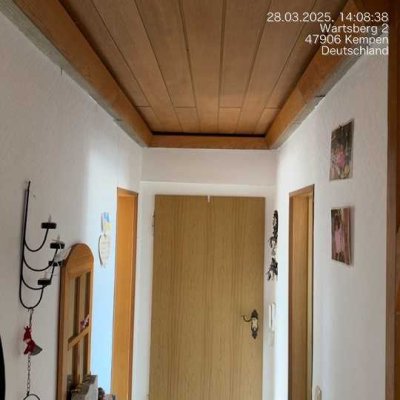 Im 80er Jahre-Stil: Gemütliche, unrenovierte 4-Zimmer-Wohnung im 2. OG zu vermieten