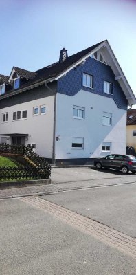 Helle Maisonettewohnung mit Balkon, Einbauküche und Stellplatz
