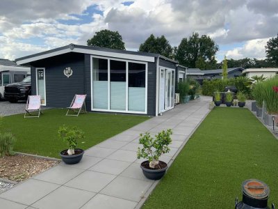 Luxus-Chalet mit eigenem Stellplatz für großes Wohnmobil / Wohnwagen und PKW im 
Resort Arcen Spa
