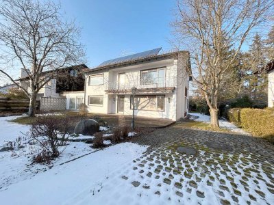Potential vorhanden! Einfamilienhaus mit Schwimmhalle, Tandemgarage und großem Garten!