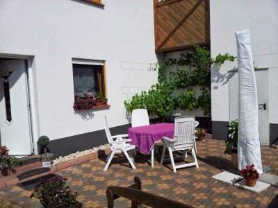 Helle Einliegerwohnung, 2 Zimmer, Bad, sep. Eingang