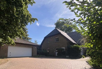 Sehr großzügiges, solides Einfamilienhaus mit 7 Zimmern, Doppelgarage, Garten