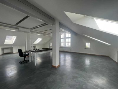 Helle und großzügige Dachgeschosswohnung in Ergoldinger Top-Lage!