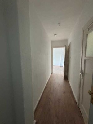St. Lorenz Süd, Moislinger Allee, 2 Zimmer-Wohnung mit Balkon, Vollbad, EBK, Laminat