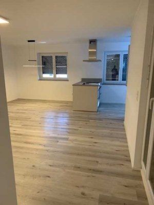 Freundliche und neuwertige 3-Zimmer-Dachgeschosswohnung mit geh. Innenausstattung & mit Balkon
