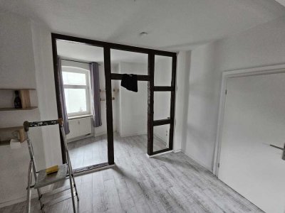 Zentrumslage, Tageslichtbad, Einbauküche - Schick sanierte 2-Zimmerwhg. im Dachgeschoss!