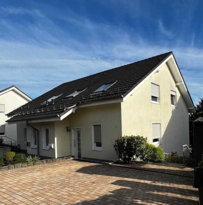 Geschmackvolle 4-Raum-Doppelhaushälfte mit gehobener Innenausstattung und EBK in Bergneustadt