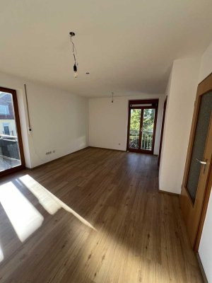Helle 2-Zimmer Wohnung mit großen Balkon im 3. OG in Augsburg-Pfersee
