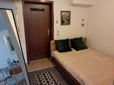 Schöne Wohnung im Untergeschoss,nur für Frauen