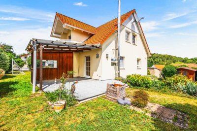 Ländliche Idylle trifft Wohnkomfort – Familienfreundliches EFH mit Loggia, Balkon & schönem Garten