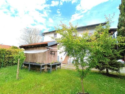 Idyllisch gelegenes Zweifamilienhaus mit separaten Eingängen, Garage, Carport und Garten