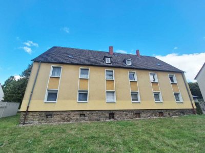 Modernisierte 4-Zimmer-Wohnung mit Gartenanteil, Mansardenzimmer & Garage