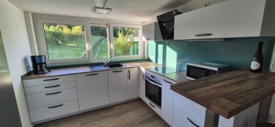 vollmöblierte 2-Zimmer-DG-Wohnung mit Klimaanlage