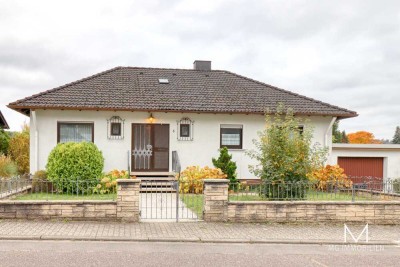 MG - Merzalben: Einfamilienhaus mit Indoor Pool, Garten und Garage