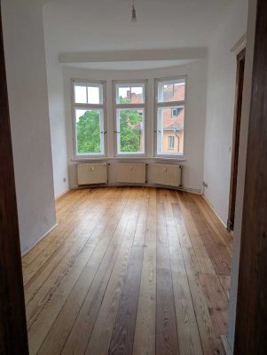 Frisch sanierte 4-Zimmer Wohnung im Denkmal mit Balkon