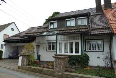 Märchenhaft- verspielte Doppelhaushälfte mit Garage in Winkelhaid