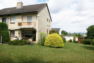+ FÜR DIE FAMILIE + Tolles Doppelhaus mit riesigem Garten direkt am Feld gelegen