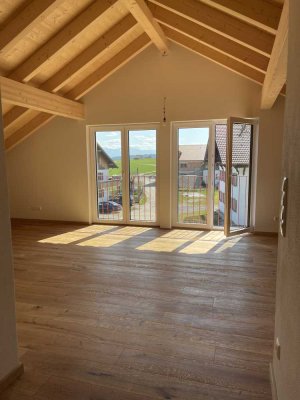 Neue Dachgeschosswohnung (Erstbezug) mit Terrasse und eigenem Garten bei 87616 Marktoberdorf/Allgäu