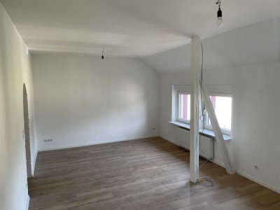 Komplett sanierte 3-Zimmer-Wohnung mit zusätzlichem Dachgeschoss